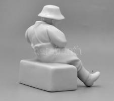 Zsolnay botfaragó porcelán fiúcska, fehér mázas, jelzett, (tervezte: Sinkó András), egészen apró máz...