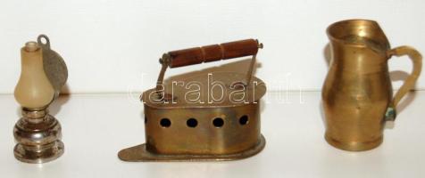 3 darabból álló bronz háztartási szett boros kancsóval, vasalóval és petróleum lámpával kis méretben, 6 centiméteres magassággal