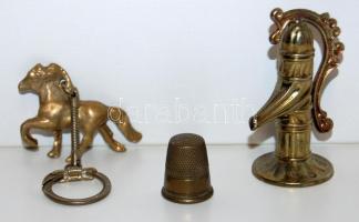 Kis bronztétel, benne: artézi kút, lovas kulcstartó, gyűszű és három darabos tálaló szett