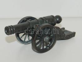 Régi idők gyermekjátéka: szalagpatronnal működő kis bronz ágyú