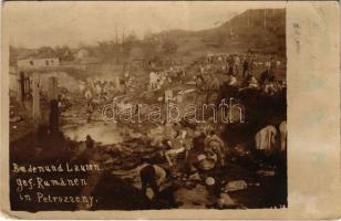 1917 Petrozsény, Petrosani; Bade und Lauzen gef. Rumänen / Román hadifoglyok mosakodása / WWI Romanian POWs (prisoners of war) washing in the creek. photo (EK)