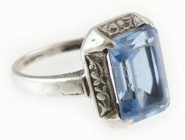 Ezüst(Ag) gyűrű kék kővel, jelzett, méret: 53, bruttó: 4,7 g