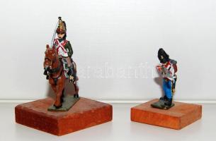 2 db ólom katona talapzattal, egy gyalogos és egy lovas
