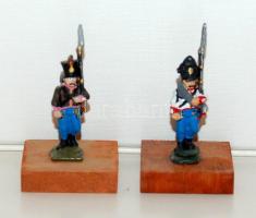 2 db ólom gyalogos katona talapzattal