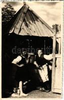 1940 Csíkszereda, Miercurea Ciuc; A kútnál, erdélyi folklór / Transylvanian folklore. photo + "1940 Csíkszereda visszatért" So. Stpl.