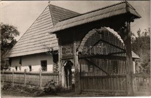 Sepsiszentgyörgy, Sfantu Gheorghe; Székely Nemzeti Múzeum, Csíkménasági kapu 1761-ből / museum, Székely gate from Armaseni. photo