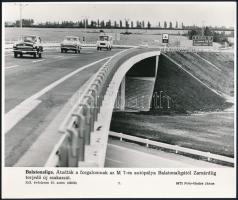 1971 A Balatonaliga-Zamárdi új M7-es autópálya-szakasz forgalma az átadás után, Hadas János MTI fotó, jó állapotban, 20,5×24,5 cm