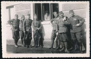 1940 Magyar katonák csoportja kitüntetésekkel az erdélyi bevonulás idején, hátoldalon feliratozott fotó, szép állapotban, 8,5×13,5 cm