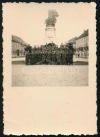 1941 Katonai csoport Vácon az újoncképzés idején, hátoldalon feliratozott fotó, felületén törésnyomok, 8,5×6 cm