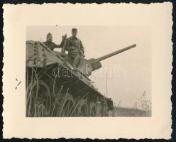 1941 Magyar katonák egy kilőtt orosz tank tetején, hátoldalon feliratozott fotó, 6×7,5 cm