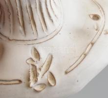 Kovács Éva (1938-2017): Ülő lány, mázas kerámia, kopásnyomokkal, jelzett, m: 17 cm