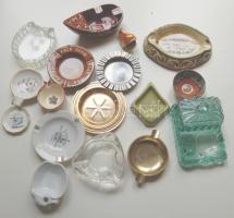 17 darabból álló hamutál tétel, üvegből, porcelánból és egyéb anyagokból, néhány dekoratívabb darabb...