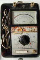 1977 Szovjet egyenirányítós Deprez műszer, banándugókkal, orosz nyelvű használati útmutatóval és eredeti fém dobozzal