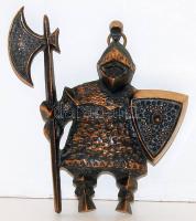 Falra akasztható bronzból készült bárddal és pajzzsal felszerelt középkori várőr, 18cm magas