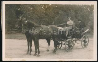 Doby Juci hangvesenyénekesnő a román és magyar opera tagja hintón. Fotólap