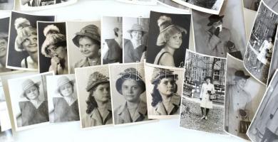 30 db kalapos hölgyeket ábrázoló fotó 4x6 cm