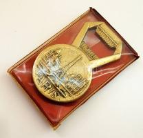 Párizs feliratú Eiffel-toronnyal díszített bronz sörnyitó bőr tokban