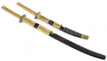 Japán katana és wakizasi szett (szamurájkard) tartóval. Vésett kígyó jelzéssel, fa hüvellyel. Szép á...