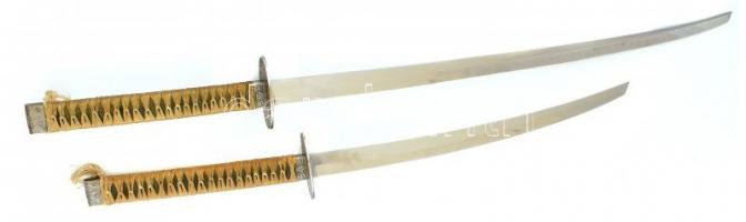 Japán katana és wakizasi szett (szamurájkard) tartóval. Vésett kígyó jelzéssel, fa hüvellyel. Szép á...