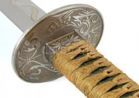 Japán katana és wakizasi szett (szamurájkard) tartóval. Vésett kígyó jelzéssel, fa hüvellyel. Szép á...