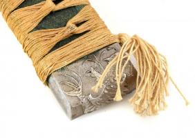 Japán katana és wakizasi szett (szamurájkard) tartóval. Vésett kígyó jelzéssel, fa hüvellyel. Szép á...