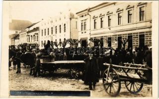 Máramarossziget, Sighetu Marmatiei; Strassenszene / utca, piac, gyógyszertár / street view with market, pharmacy. photo