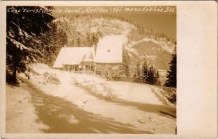 Gyergyószentmiklós, Gheorgheni; Gyilkos-tói menedékház télen. Szász István felvétele. Vákár Fivérek kiadása / Casa turistilor la lacul Ghilcos / tourist house in winter