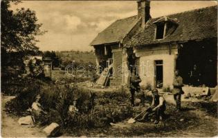 1916 In einem zerstörten Dorf an der Westfront / WWI German military, soldiers in a ruined village on the Western Front (EK)