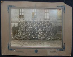 Háború előtti nagyalakú keményhátú fotó katonai csoportképpel és puskákkal, a jobb felső sarka letörve (33 x 25cm)
