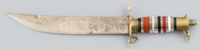 Indiai dísztőr, réz és műanyag markolattal, a pengén mintával és jelzéssel, kopásnyomokkal, h: 25 cm