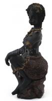 Afrikai akt, műgyanta figura, kis kopásnyomokkal, m: 20 cm