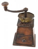 Régi kávédaráló, fém és fa részekkel, deformációval, rozsdával, m: 19 cm