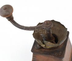 Régi kávédaráló, fém és fa részekkel, deformációval, rozsdával, m: 19 cm