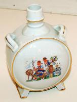 Egy KP. illetve egy ismeretlen jelzéssel ellátott porcelán kulacs (mind a kettő 14cm magas)