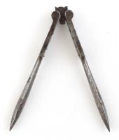 Régi fém diótörő, rozsdafoltokkal, h: 14 cm