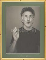 cca 2000 Dustin Hoffman, fotónyomat, papír, jelzés nélkül, nyomtatott aláírással, 41x31. Dekoratív, üvegezett fakeretben