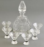 Ólomkristály likőrös üveg 6 db pohárral, metszett, apró kopásnyomokkal, egyik poháron csorbával, m: 24 cm