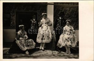 1941 Kalocsai népviselet, Kézimunkázó leányok, magyar folklór / Hungarian folklore from Kalocsa