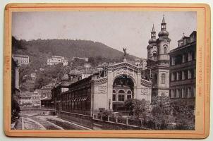 1892 Karlsbad keményhátú fotó, templommal és ivócsarnokkal