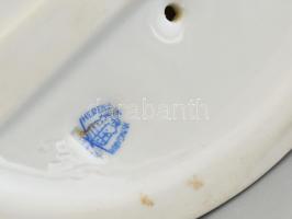 Herendi Porcelán Ludas Matyi, kézzel festett, jelzett a lúd egyik szárnyán apró
csorbával, m: 20 cm...