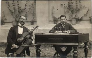 1913 Szászsebes, Mühlbach, Sebesul Sasesc, Sebes; Hegedűs és cimbalmos zenészek, Schunda V.J. Budapest cimbalom / musicians, violinist, cimbalom. photo