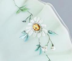 Ezüst (Ag) szecessziós gyümölcskínbáló, rajta fújt, halvány zöldes, fodros überfangglas, öblében zom...