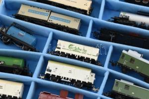 Makett szerelvények, cca. 1970, műanyag, dobozban, h: cca. 8 cm