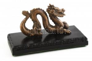Jelzés nélkül: Kínai sárkány. Bronz, fa talapzaton, m:15cm