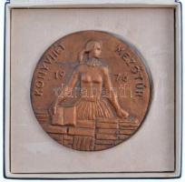 1976. "Könyvhét Mezőtúr 1976" egyoldalas, öntött bronz plakett, dísztokban (93mm) T:2