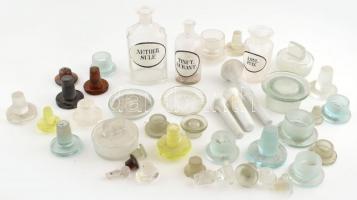 Vegyes gyógyszerészeti üveg tétel: feliratos gyógyszerész üvegek és sok plusz csiszolt üveg dugó különböző méretben