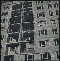 cca 1962 Miskolc, szocreál lakótelep építése téglából, Kotnyek Antal (1921-1990) budapesti fotóriporter hagyatékából 1 db vintage fotó, jelzés nélkül, ezüstzselatinos fotópapíron, 18x17,7 cm