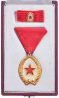 1964. "A Munka Érdemrend" arany fokozata, aranyozott és zománcozott bronz kitüntetés mells...