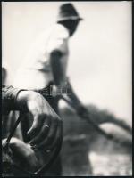 1962 Horváth István debreceni fotóművész feliratozott vintage fotóművészeti alkotása (Pihenő kéz), ezüstzselatinos fotópapíron, 23,2x17,5 cm