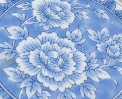 Tiffany & Co. porcelán dobozka, bonbonier, dekoratív virágmintával. Matricás, jelzett, alján apr...